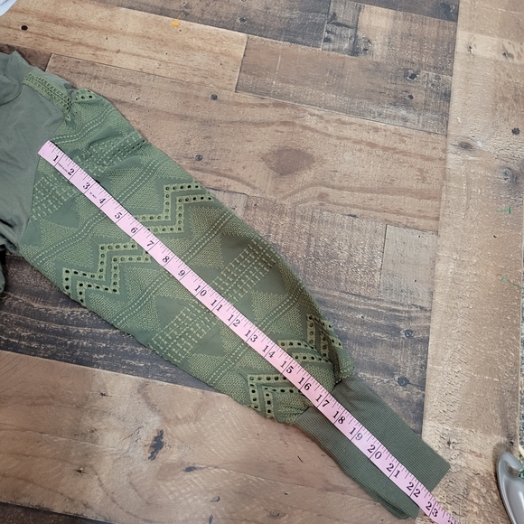 Medium Tiny Anthropologie Army Green Lace Embroidered Sleeve Top - Picture 5 of 5